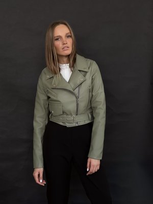 Куртка укороченная косуха из эко кожи на замше цвета оливка с подкладкой. 32130401 фото
