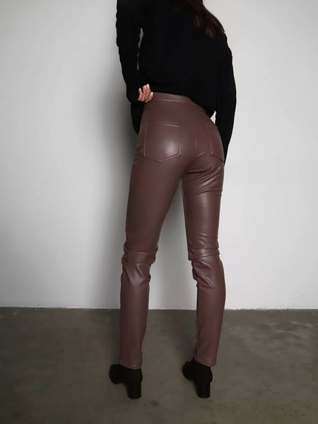 Mocha velour eco-leather pants with pockets and zip fastening