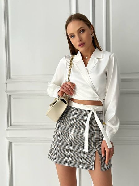 Cropped satin shirt with lacing in ivory color