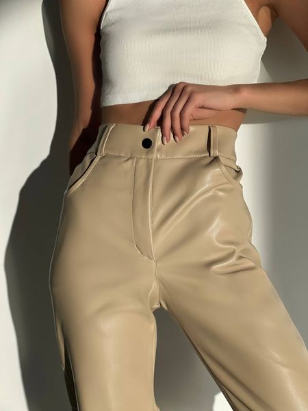 Жіночі брюки з еко шкіри на затяжках рівного покрою. 31470701 фото
