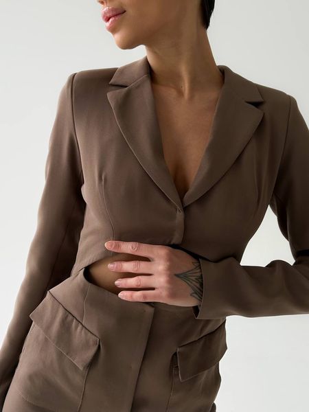 Сукня-жакет кольору мокко з оригінальним вирізом та накладними кишенями 32101501 фото