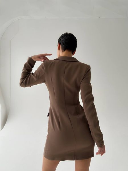 Сукня-жакет кольору мокко з оригінальним вирізом та накладними кишенями 32101501 фото