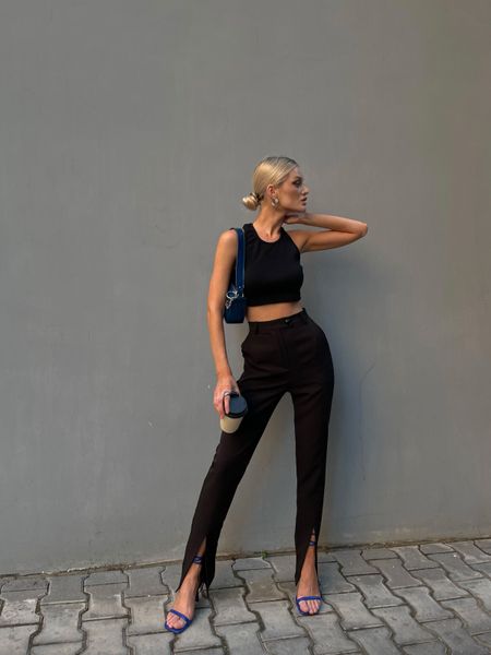 Classic women's trousers in black with a high fit with a zipper with a button and slits in the front XS