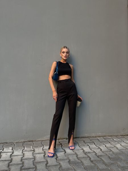 Classic women's trousers in black with a high fit with a zipper with a button and slits in the front XS