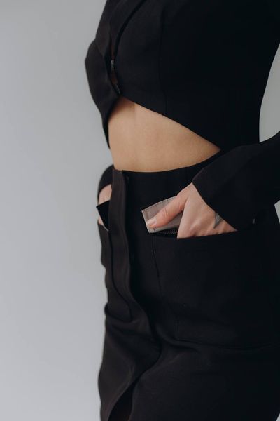 Сукня-жакет чорного кольору з оригінальним вирізом та накладними кишенями. 32100201 фото