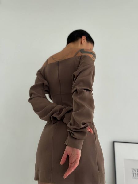 Жіноча сукня кольору мокко на запах з відкритими плечами довжнина міні. 32111501 фото