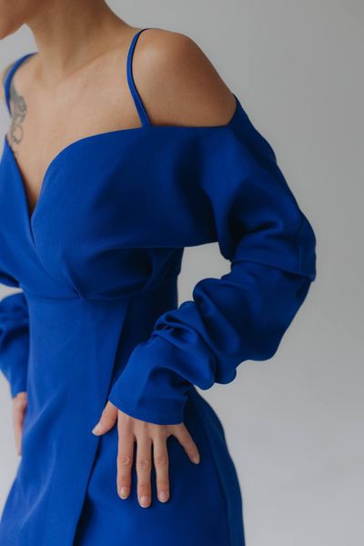 Жіноча сукня кольору електрик на запах з відкритими плечами довжнина міні. 32111101 фото