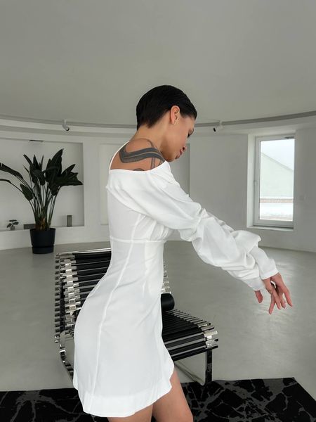 Жіноча біла сукня на запах з відкритими плечами довжнина міні. 32110101 фото