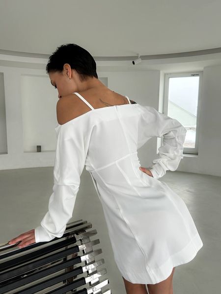 Жіноча біла сукня на запах з відкритими плечами довжнина міні. 32110101 фото