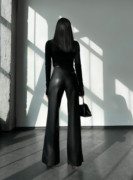 Широкие брюки из эко кожи на замше снизу с разрезом и фигурным вырезом на талии черного цвета. 32030201 фото