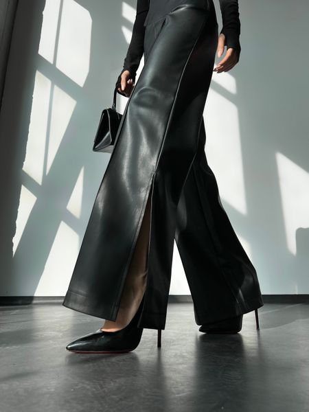 Широкие брюки из эко кожи на замше снизу с разрезом и фигурным вырезом на талии черного цвета. 32030201 фото